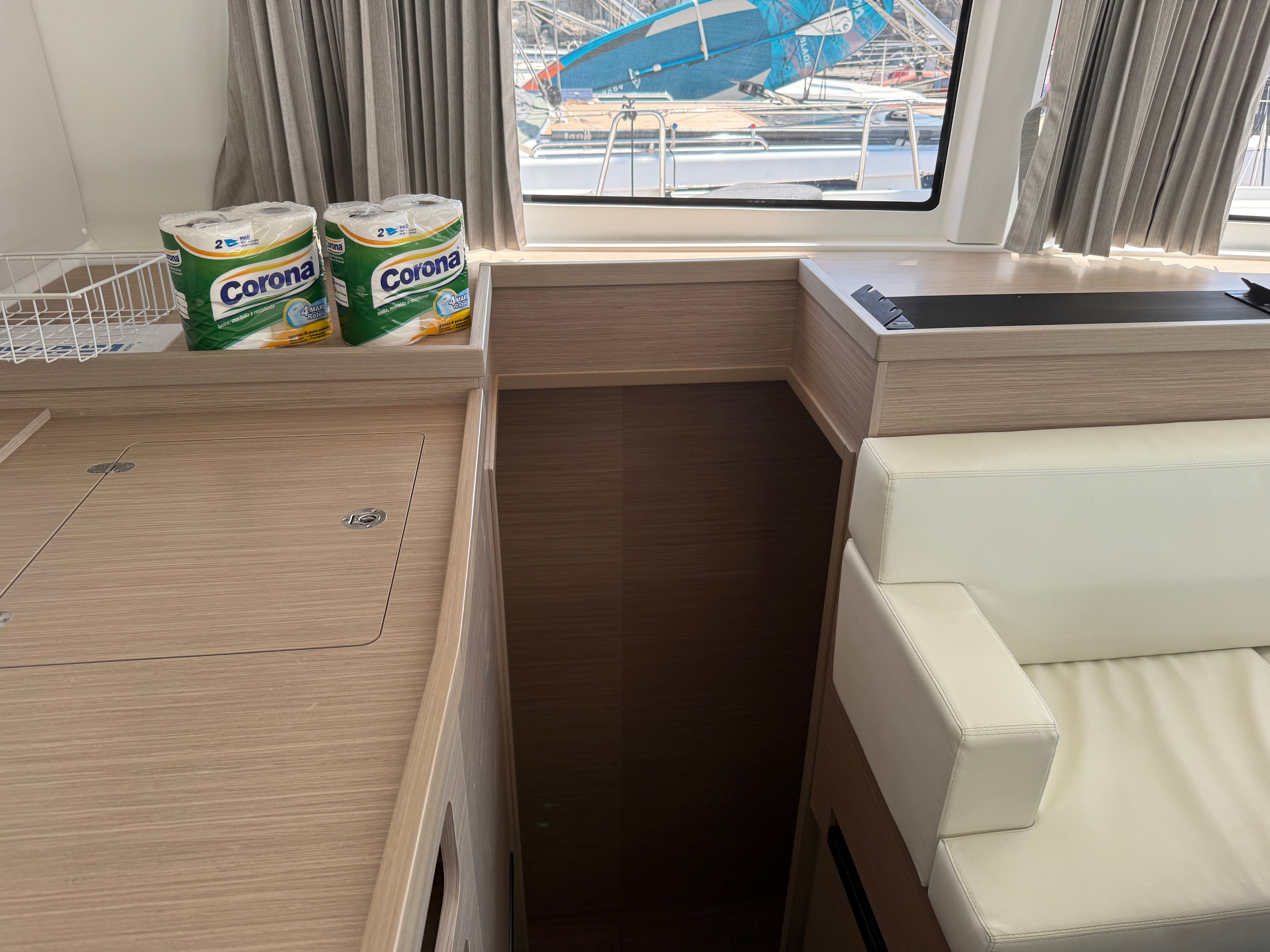 Lagoon 42 | White Lady