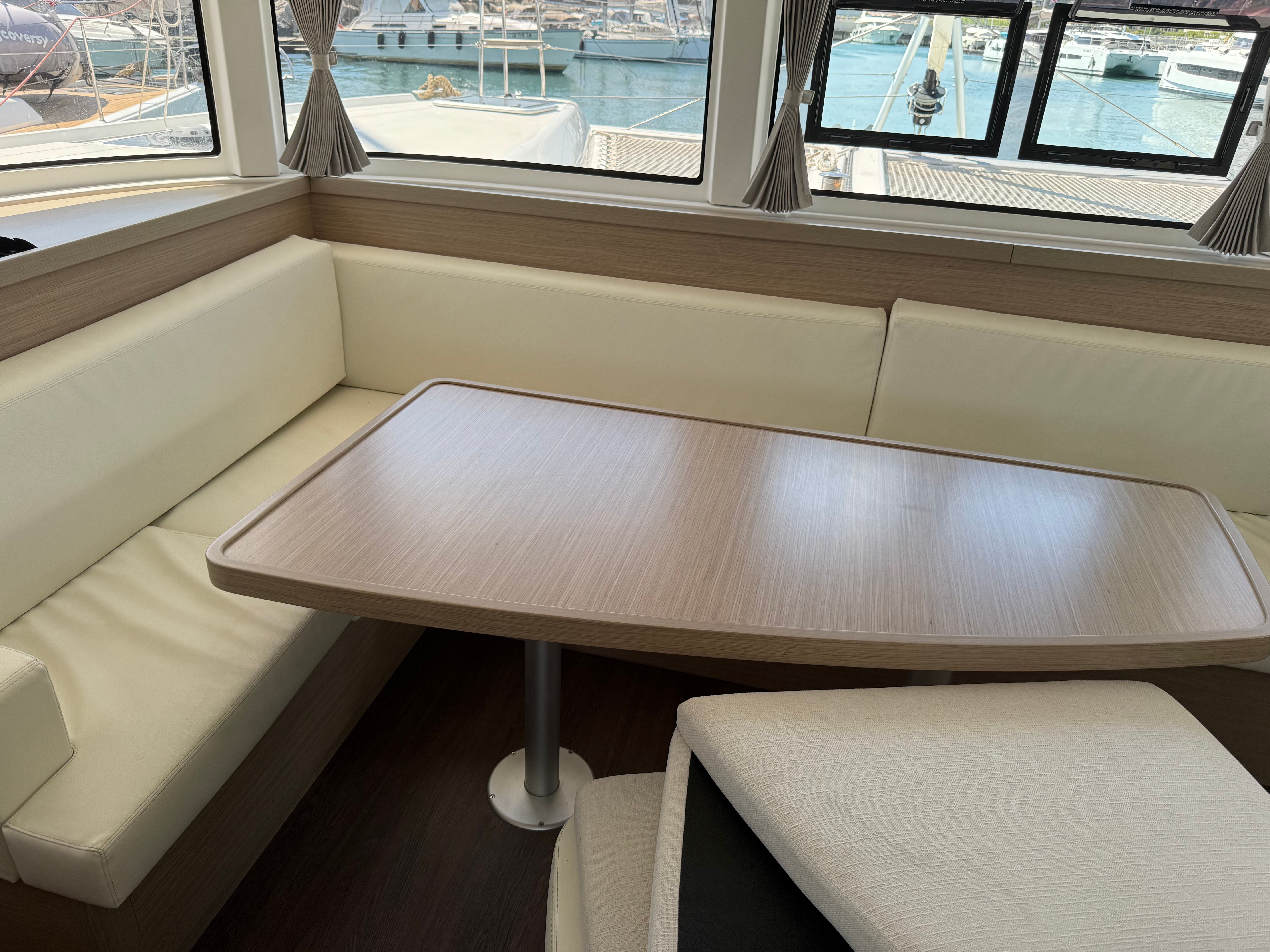 Lagoon 42 | White Lady