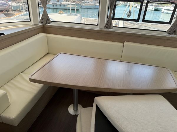 Lagoon 42 | White Lady