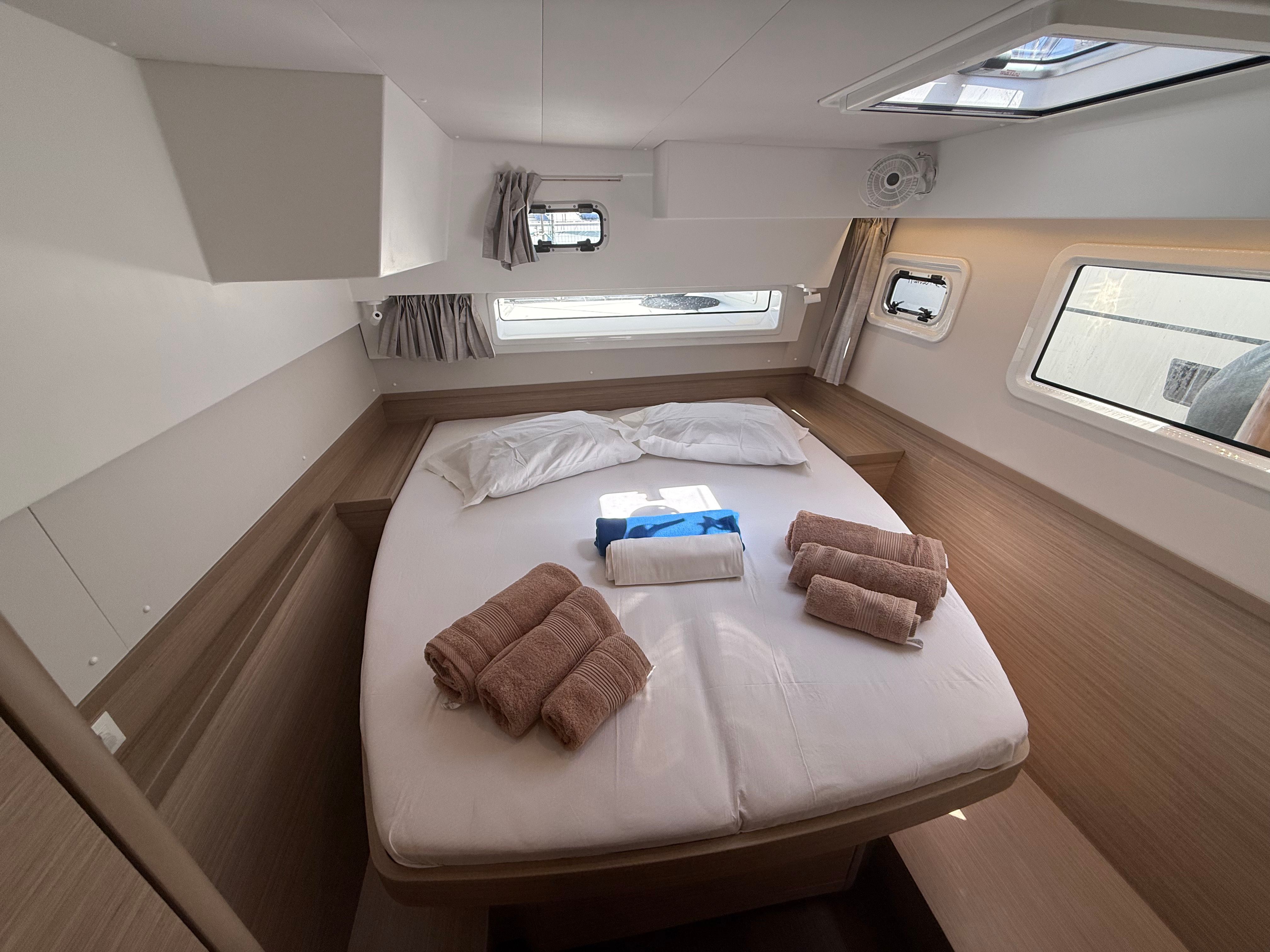 Lagoon 42 | White Lady