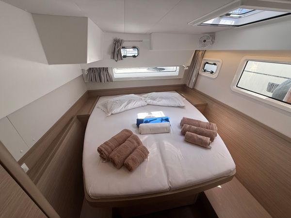 Lagoon 42 | White Lady