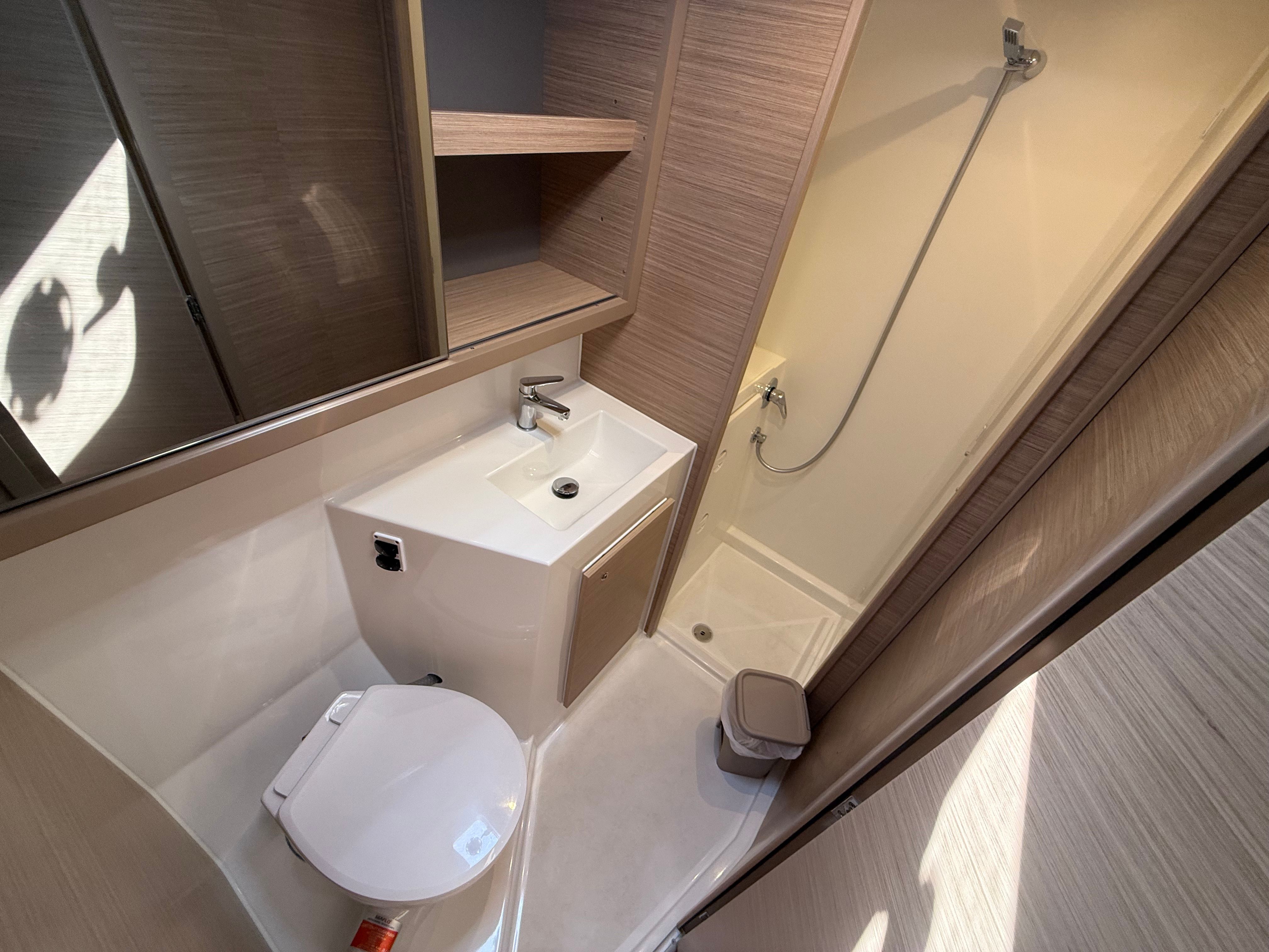 Lagoon 42 | White Lady