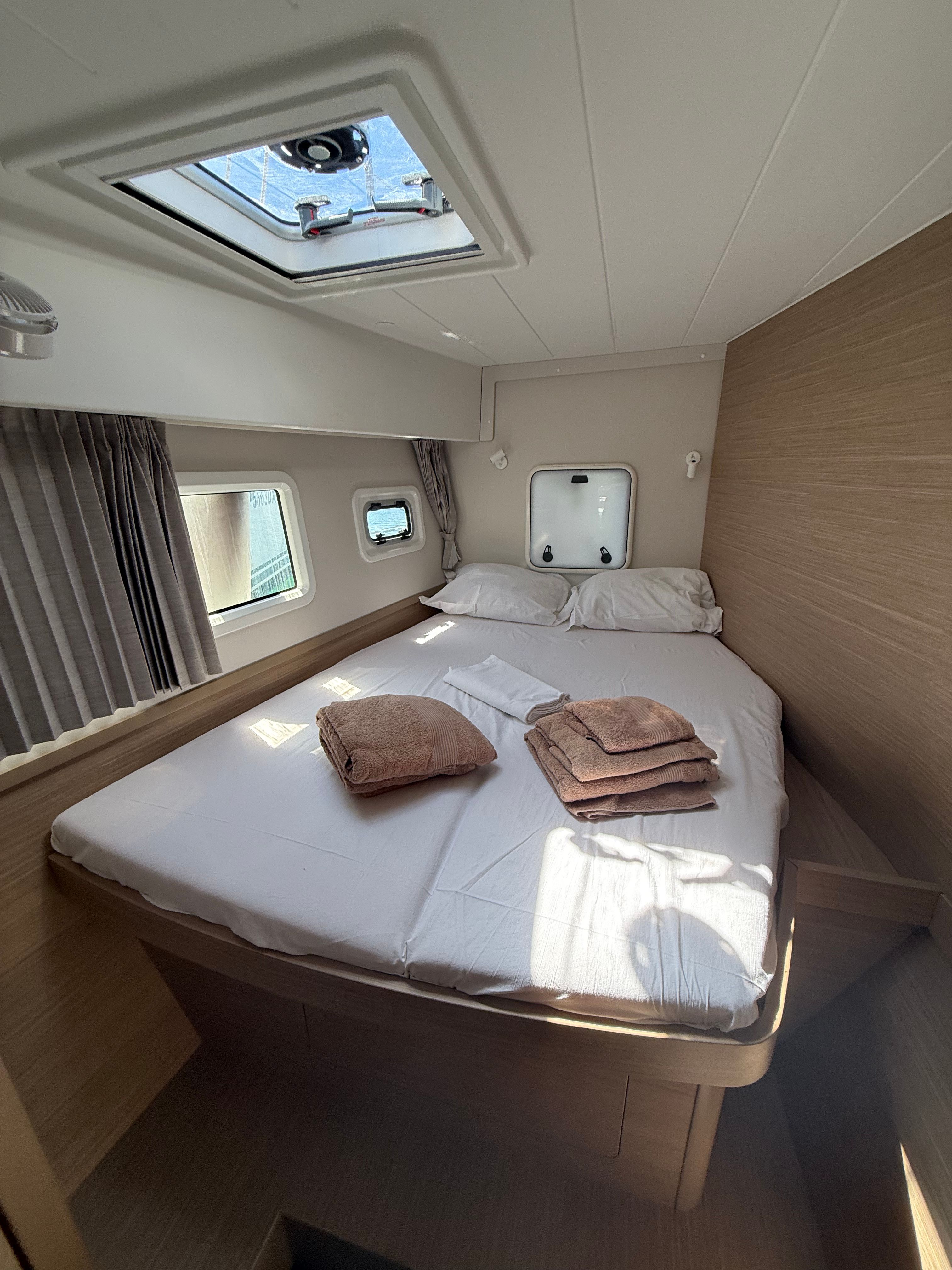 Lagoon 42 | White Lady