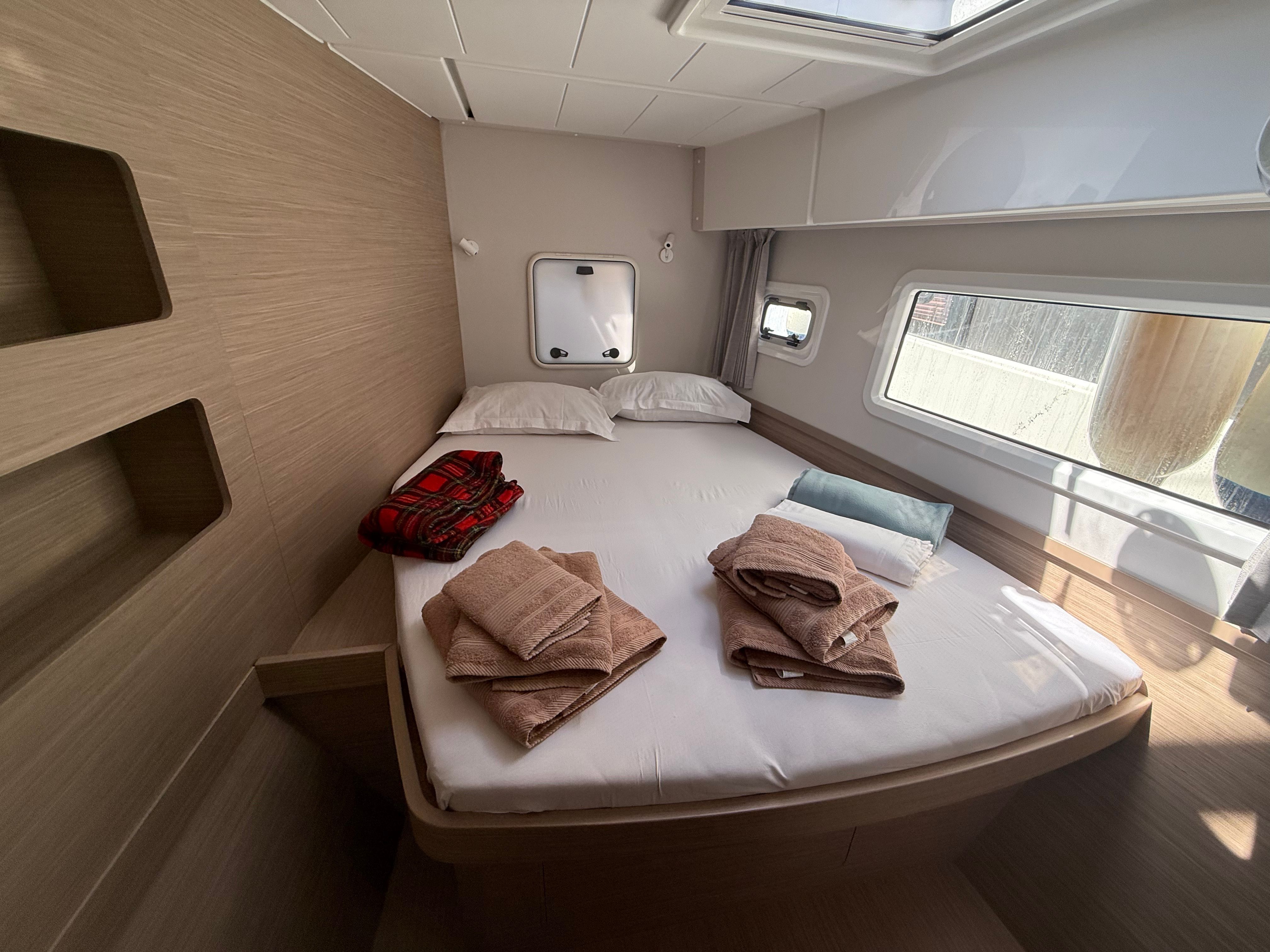 Lagoon 42 | White Lady