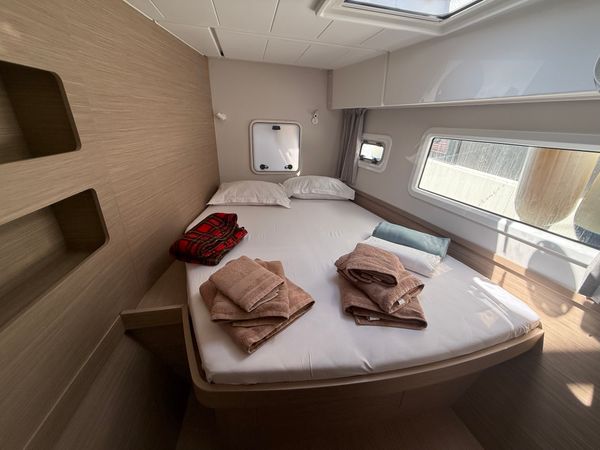 Lagoon 42 | White Lady