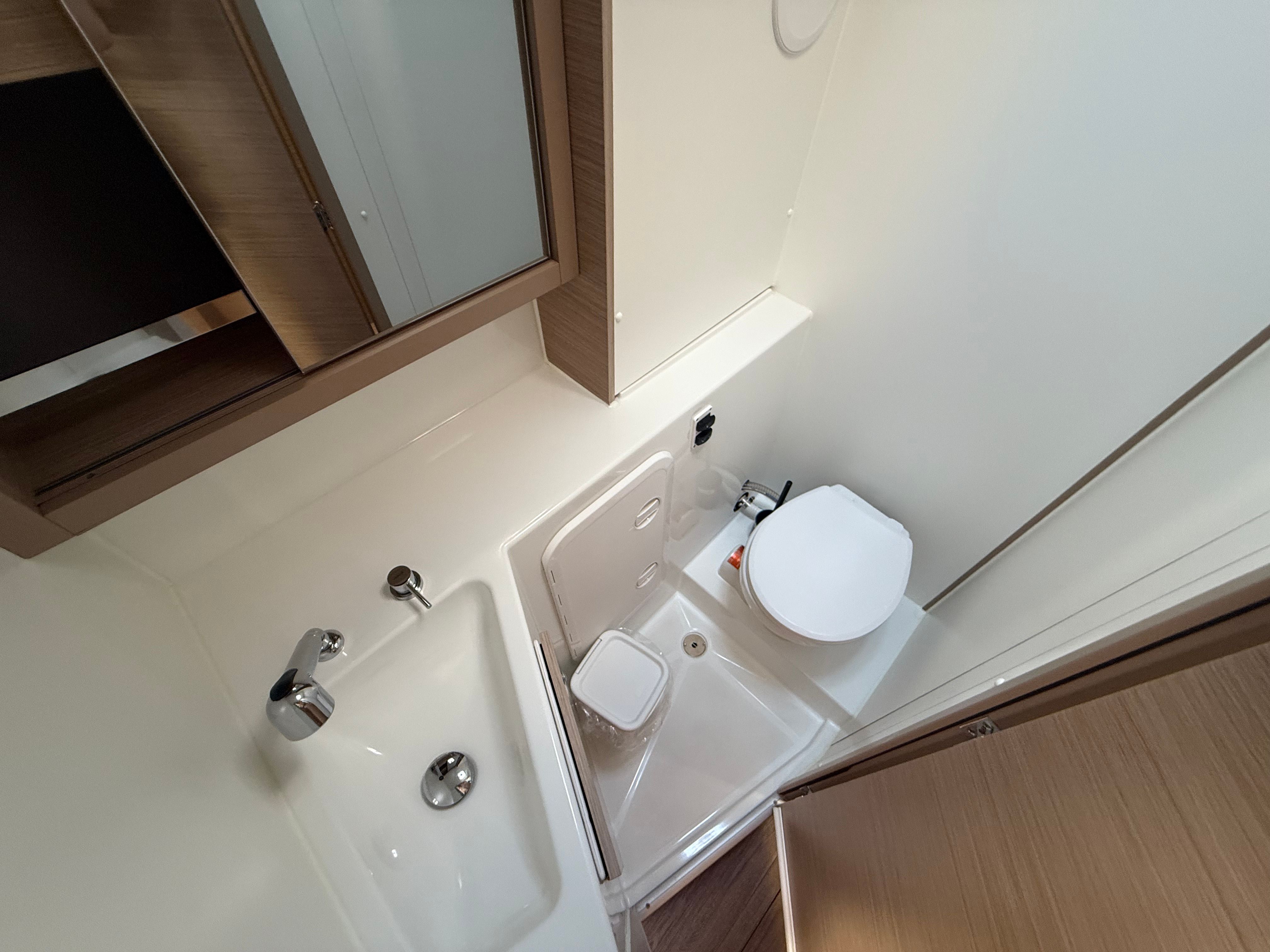 Lagoon 42 | White Lady