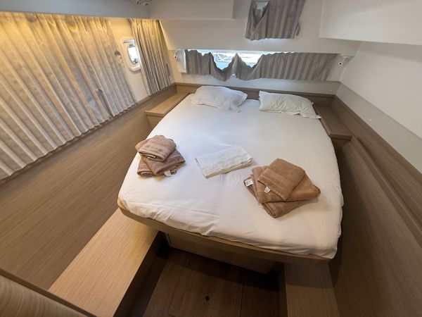 Lagoon 42 | White Lady