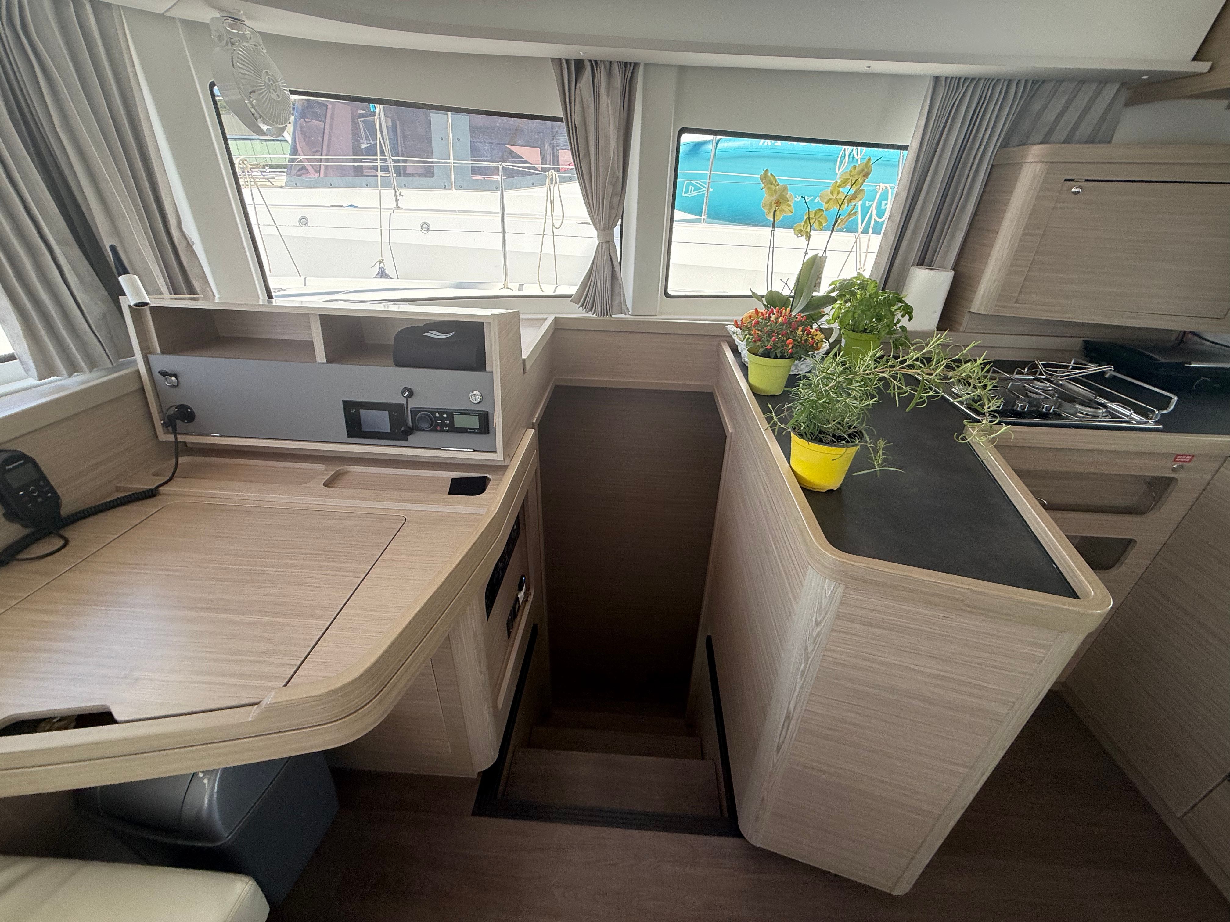 Lagoon 42 | White Lady