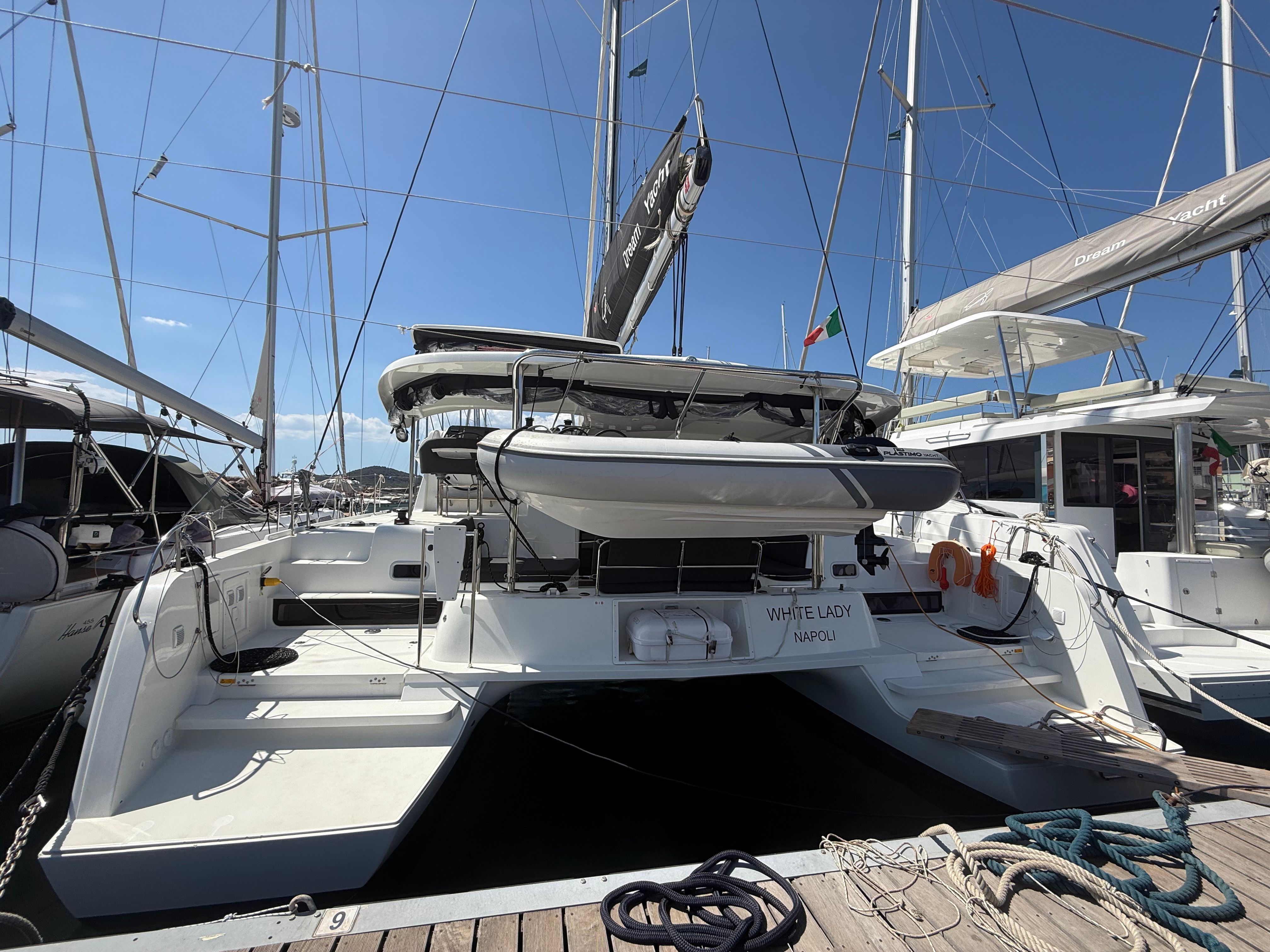 Lagoon 42 | White Lady