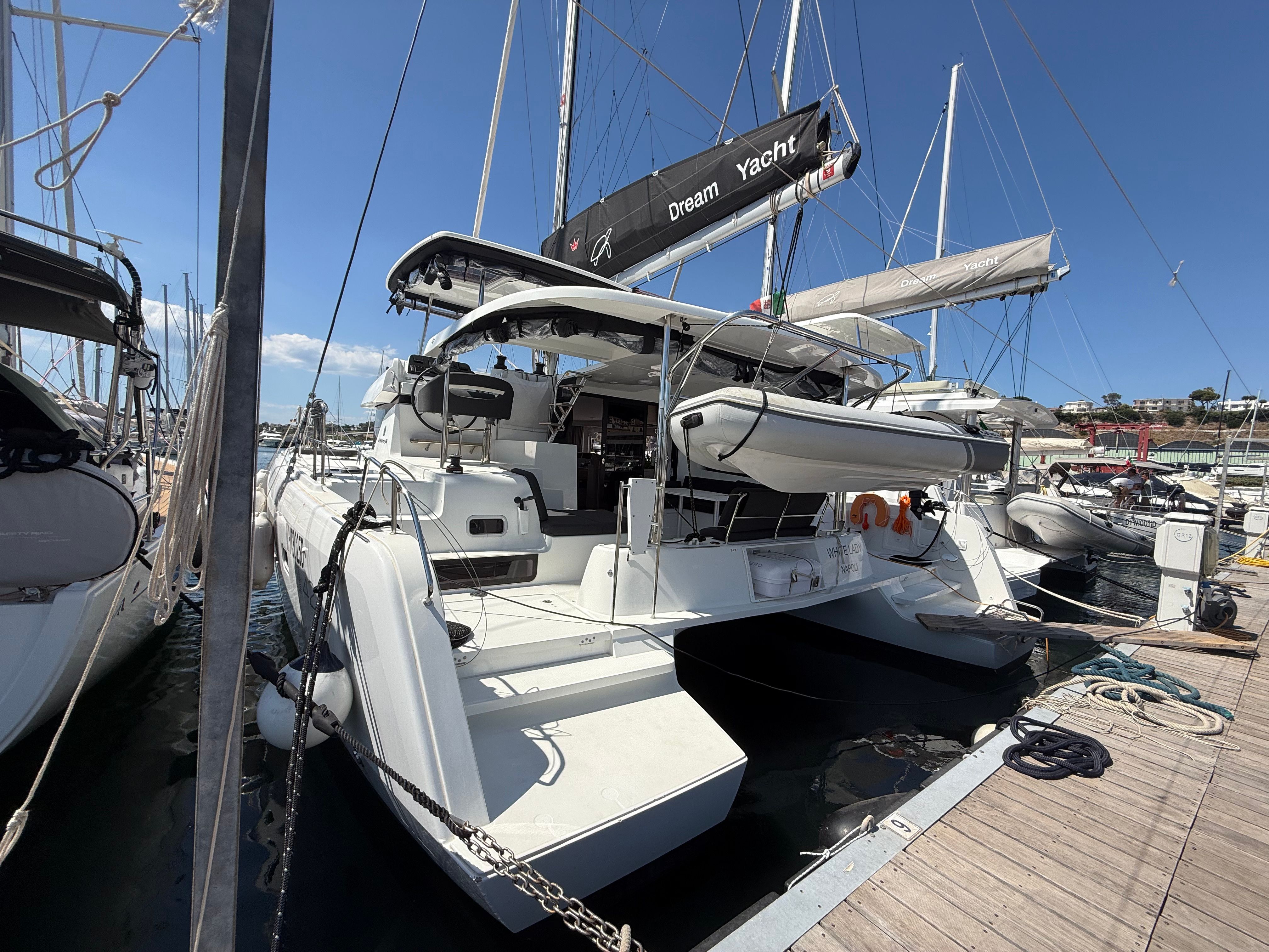 Lagoon 42 | White Lady