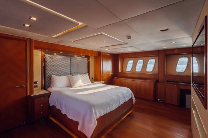 Sunseeker Predator 108 | Eye