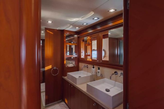 Sunseeker Predator 108 | Eye