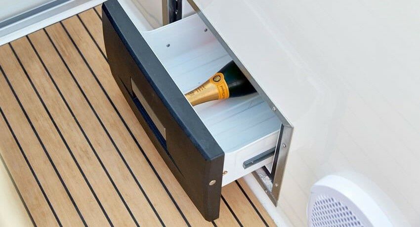 Quicksilver Activ 875 Sundeck | Geixer