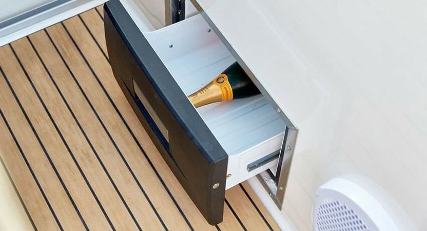 Quicksilver Activ 875 Sundeck | Geixer