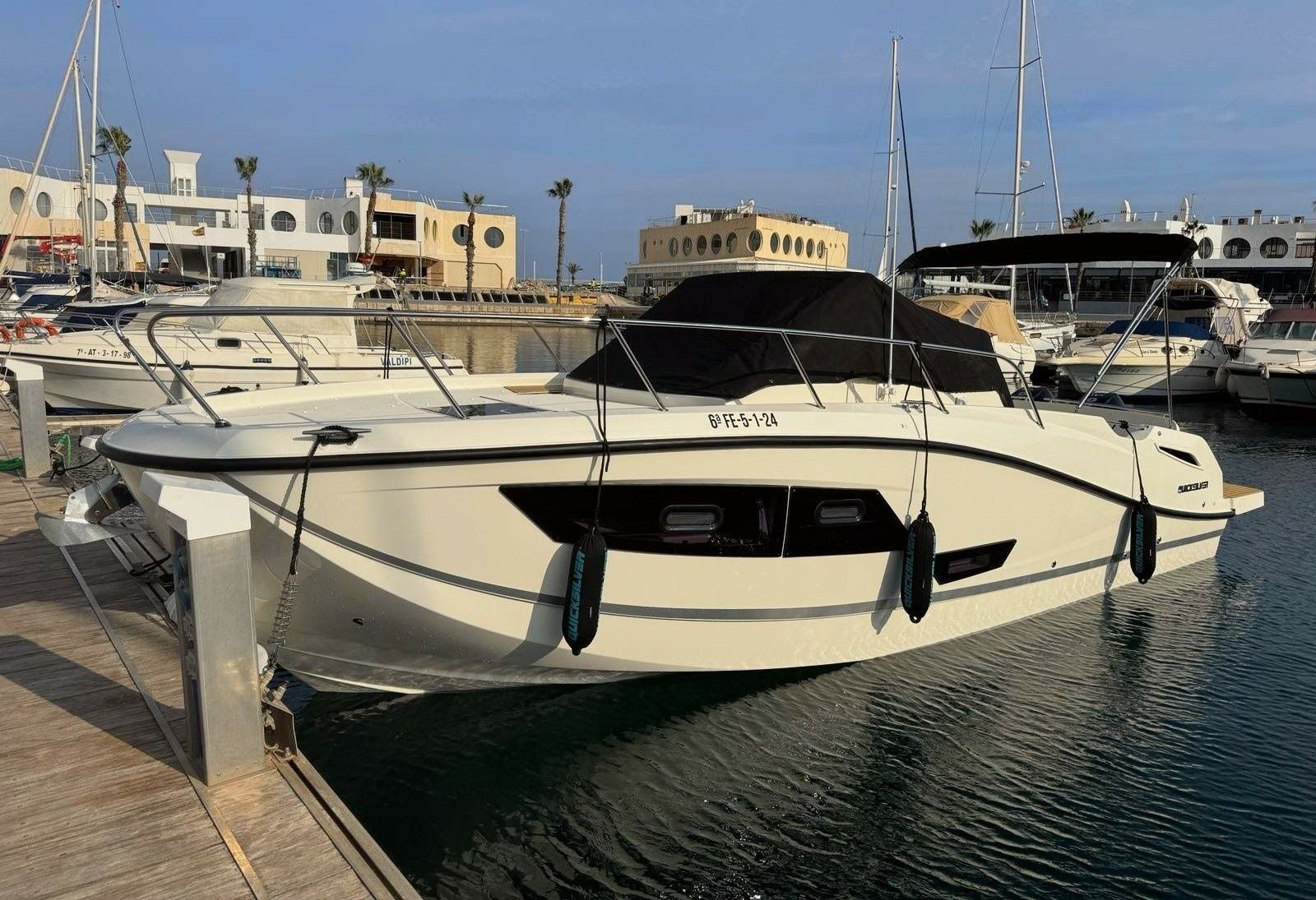 Quicksilver Activ 875 Sundeck | Geixer