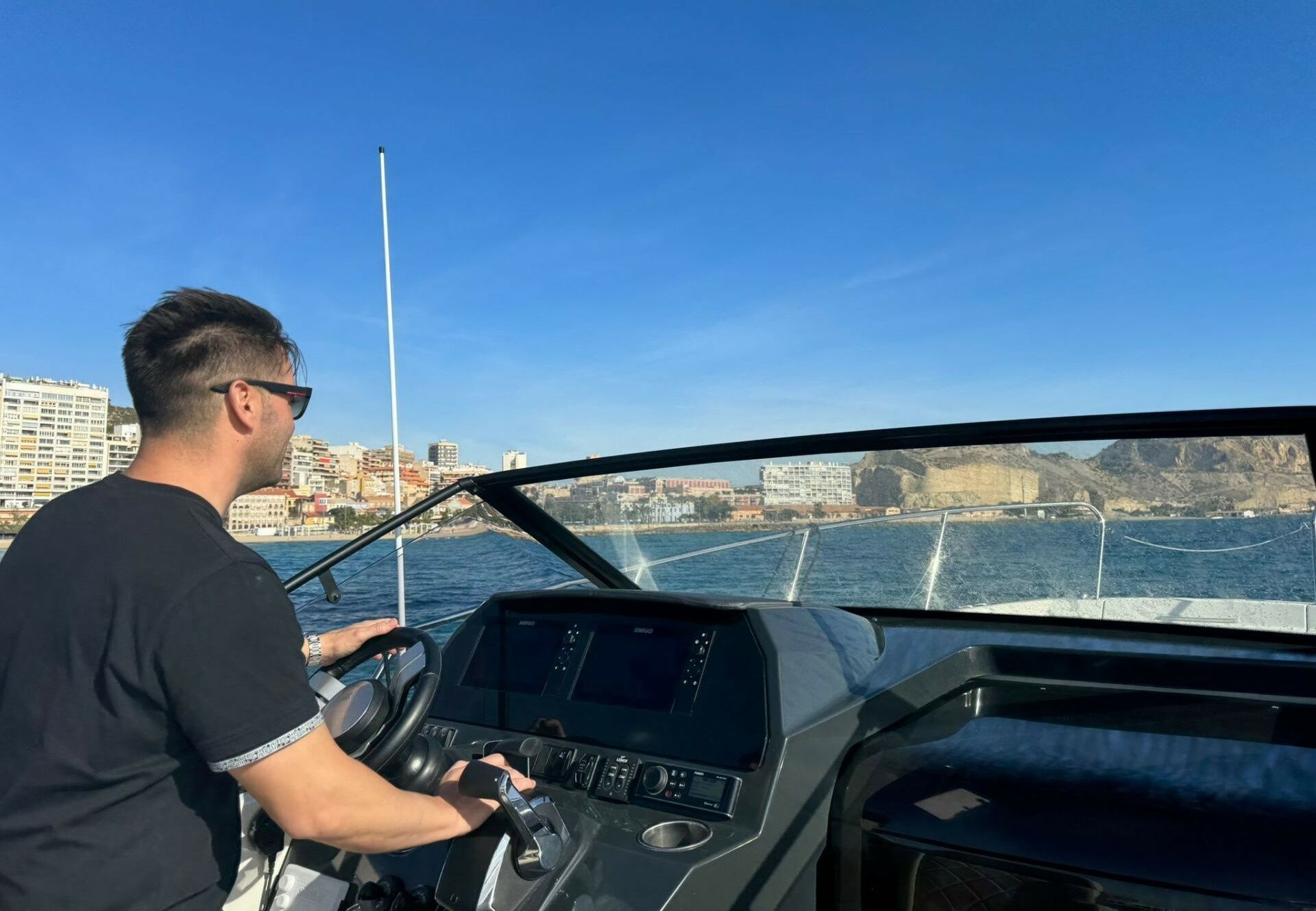 Quicksilver Activ 875 Sundeck | Geixer