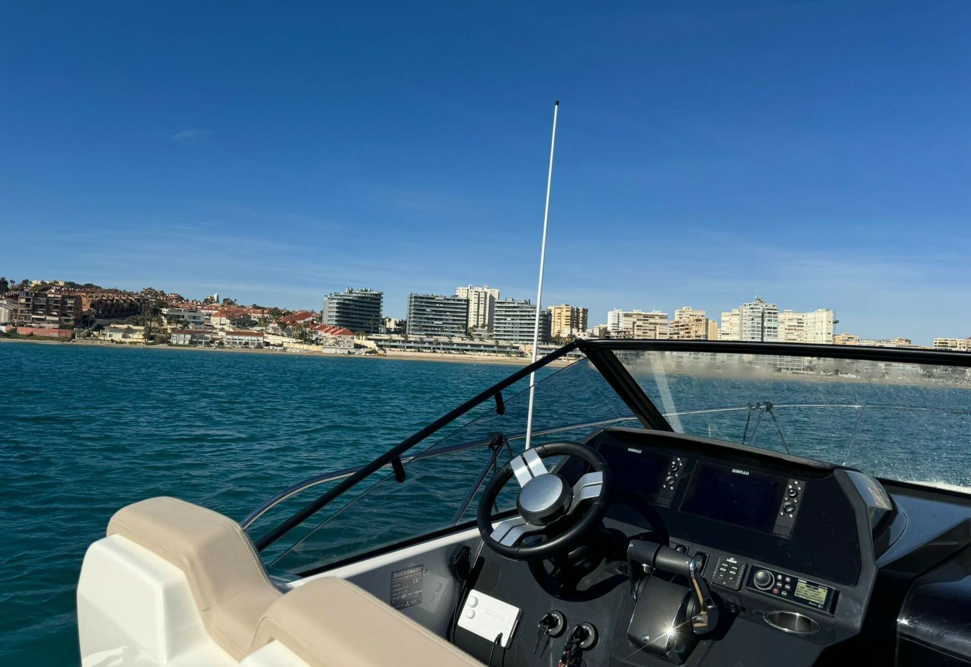 Quicksilver Activ 875 Sundeck | Geixer