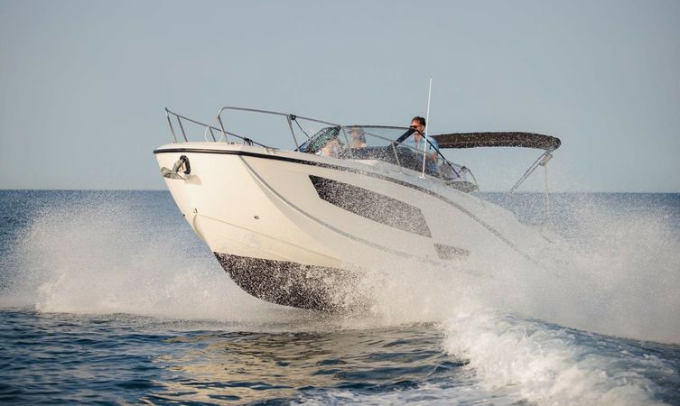 Quicksilver Activ 875 Sundeck | Geixer