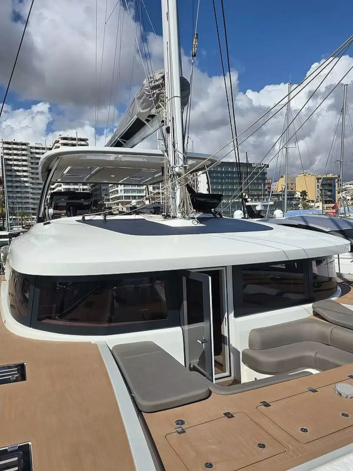 Lagoon Sixty 5 | TriWing Endor