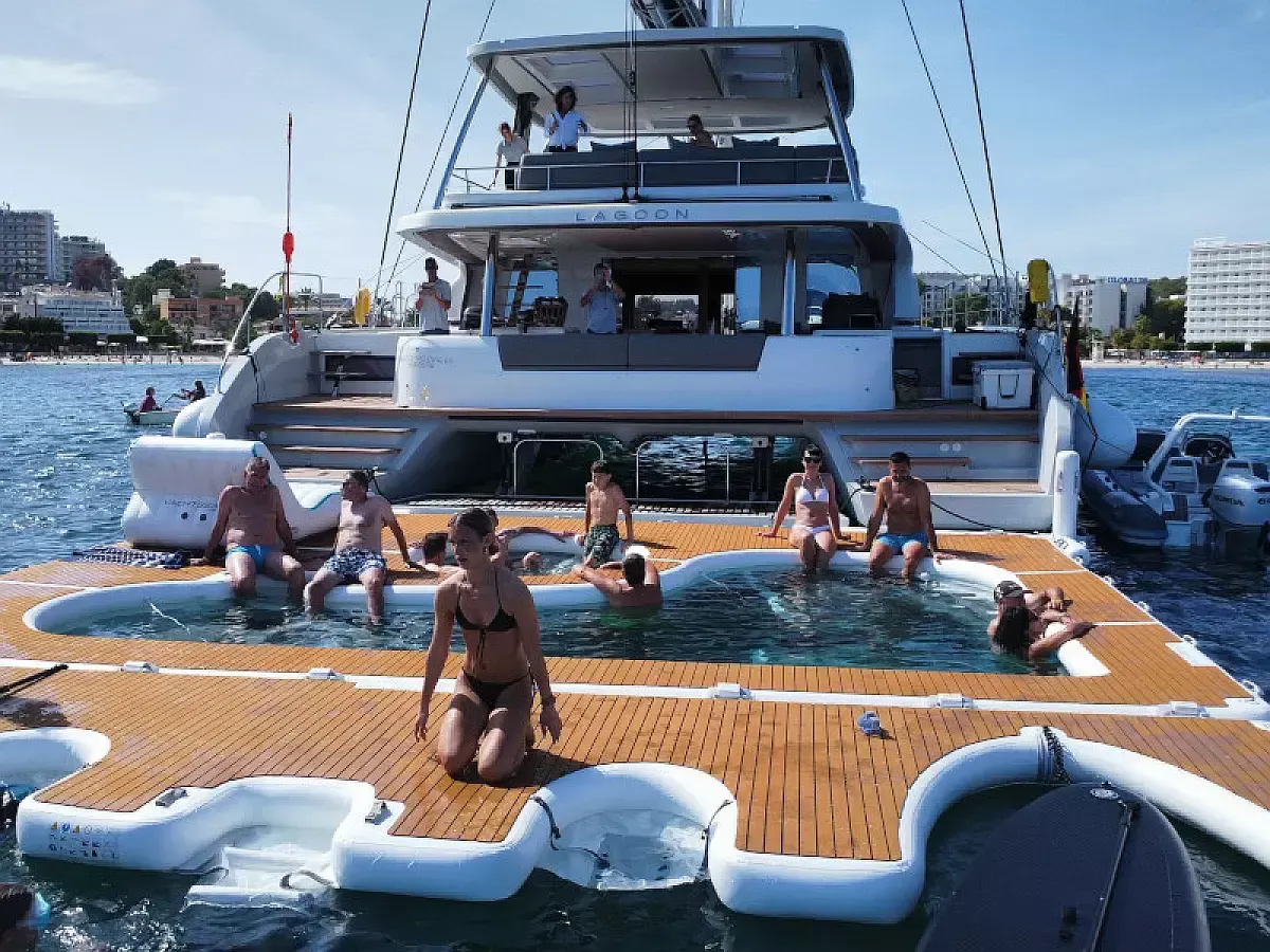 Lagoon Sixty 5 | TriWing Endor