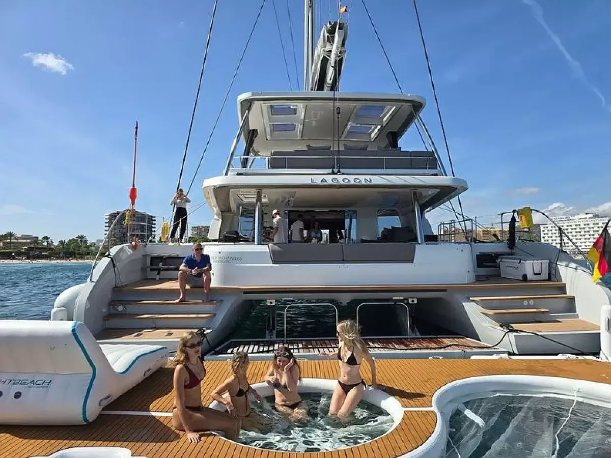 Lagoon Sixty 5 | TriWing Endor