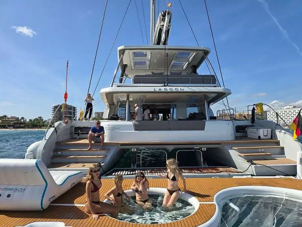 Lagoon Sixty 5 | TriWing Endor