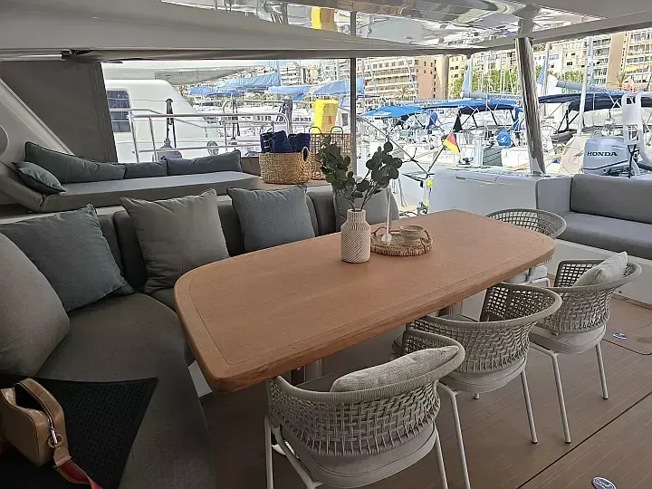 Lagoon Sixty 5 | TriWing Endor