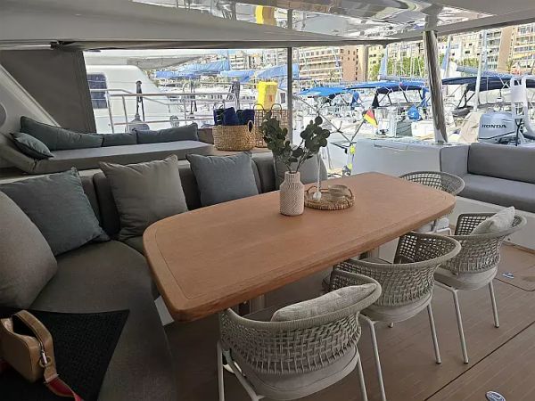 Lagoon Sixty 5 | TriWing Endor