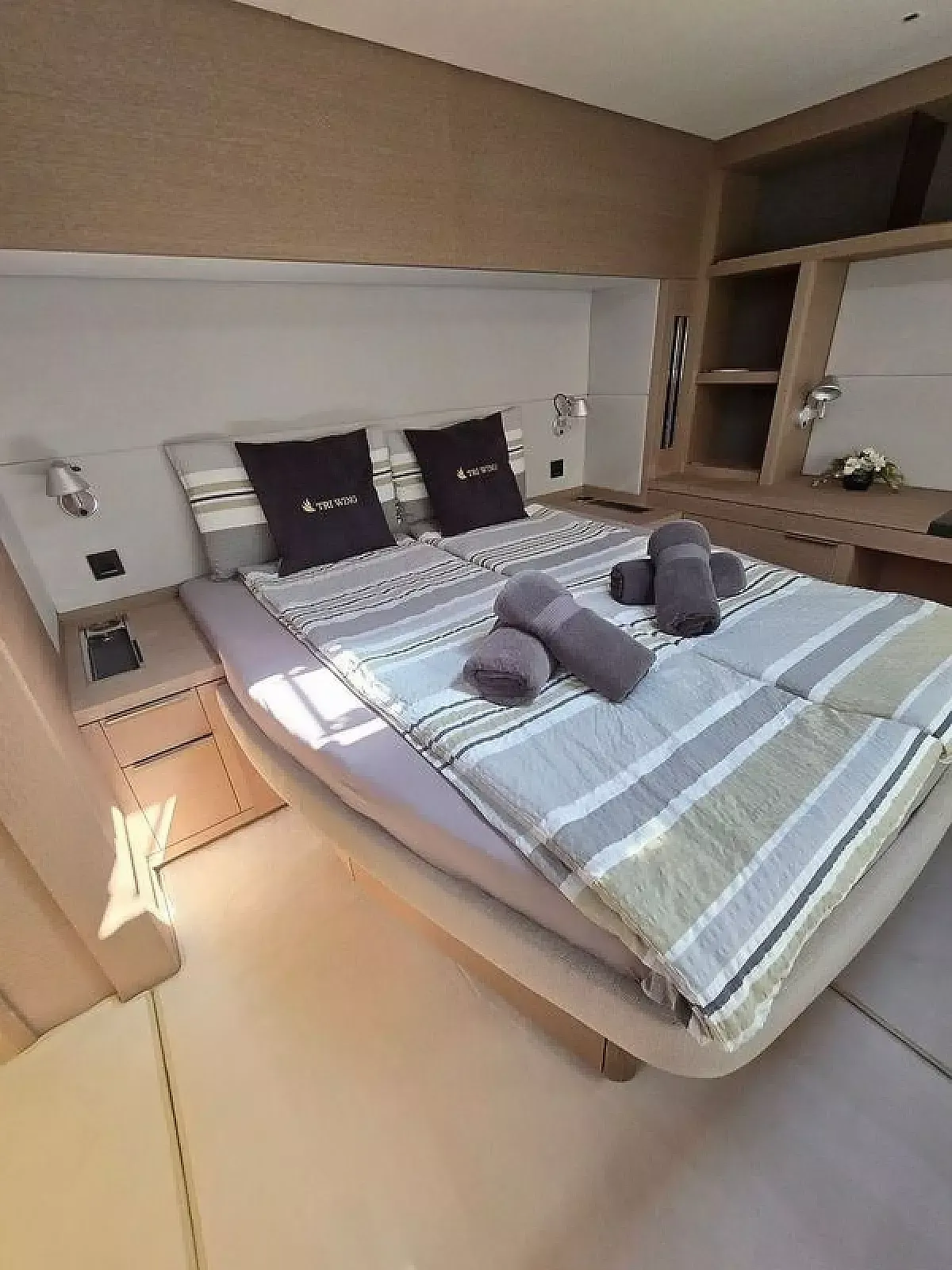 Lagoon Sixty 5 | TriWing Endor