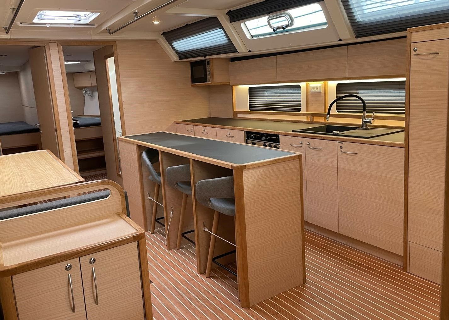 D and D Kufner 54 | Six on the Sea