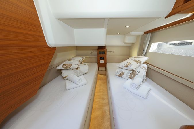 Greenline 48 | Red Hot