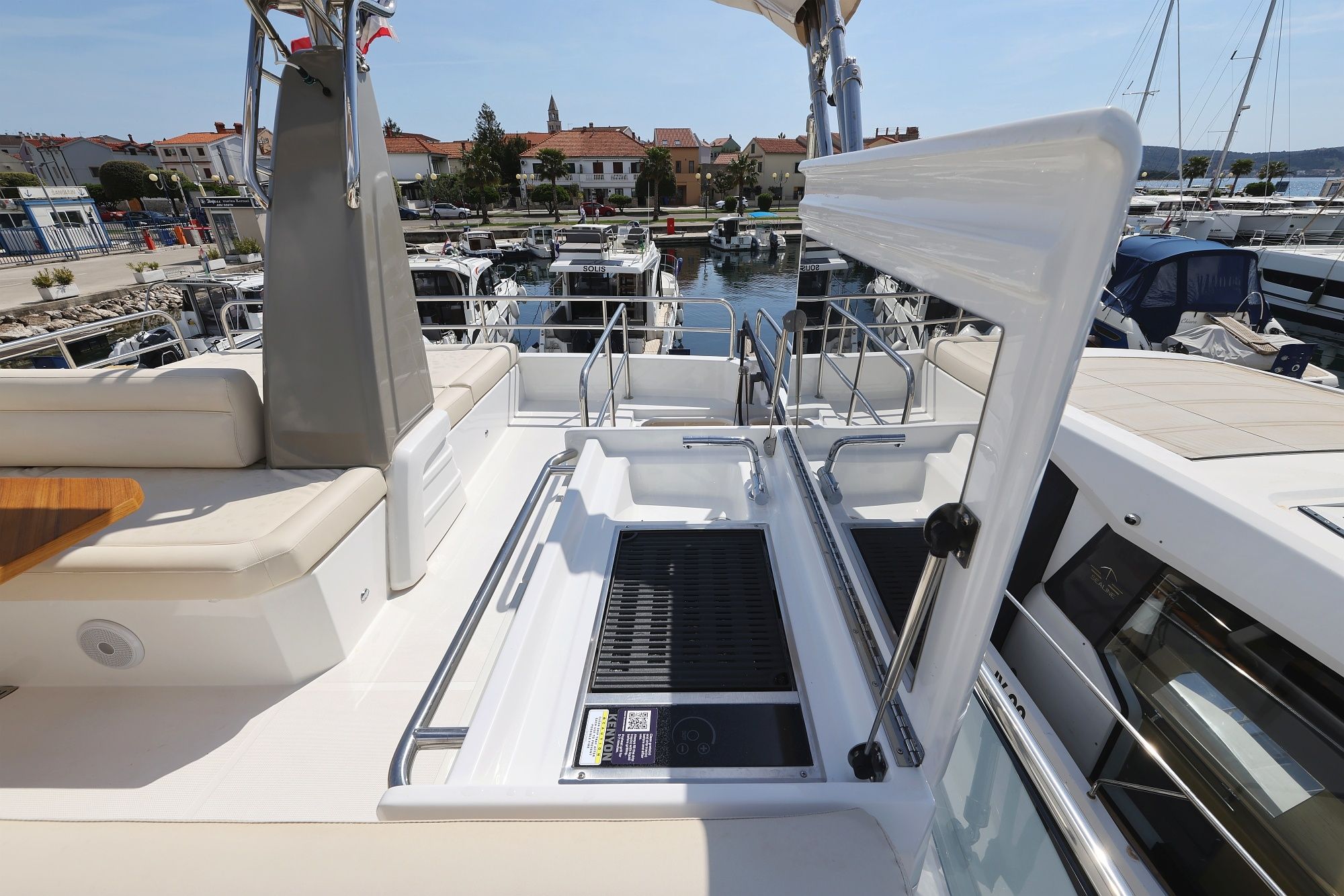 Greenline 48 | Red Hot