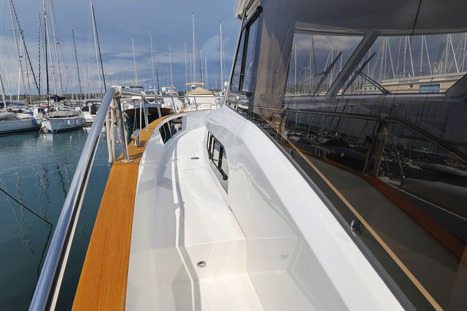 Greenline 48 | Red Hot