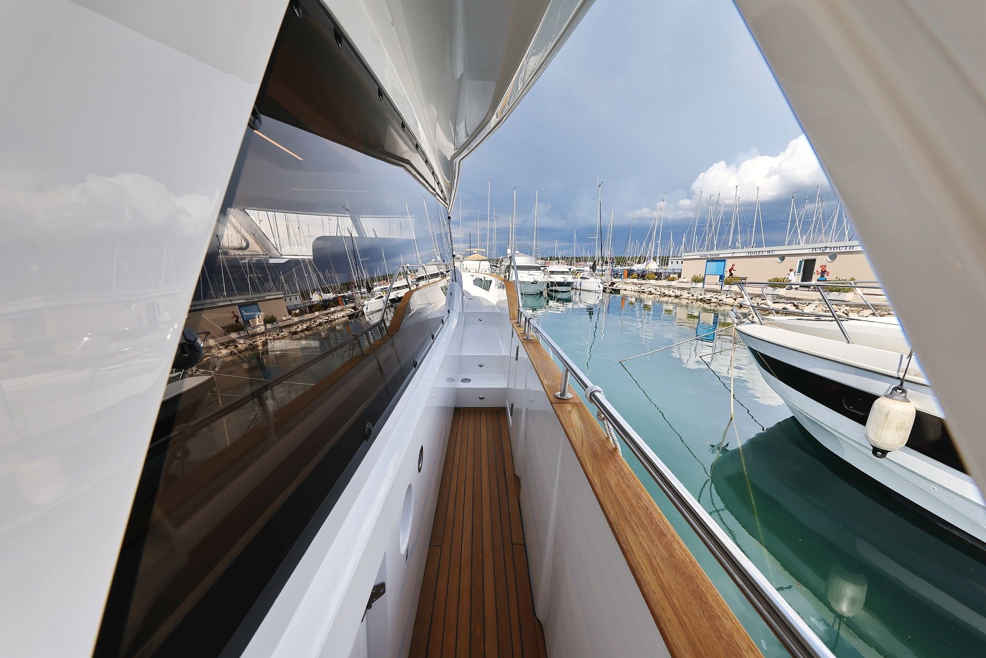 Greenline 48 | Red Hot