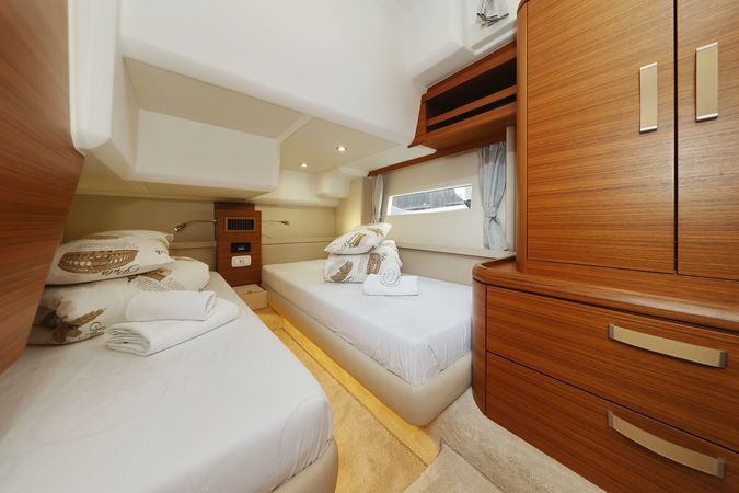 Greenline 48 | Red Hot