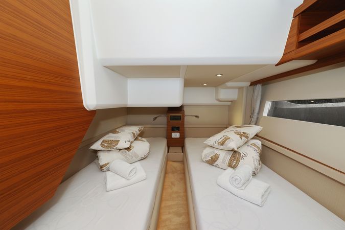 Greenline 48 | Red Hot