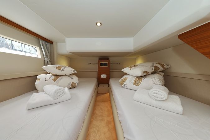 Greenline 48 | Red Hot