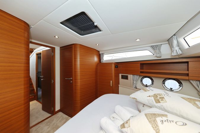 Greenline 48 | Red Hot