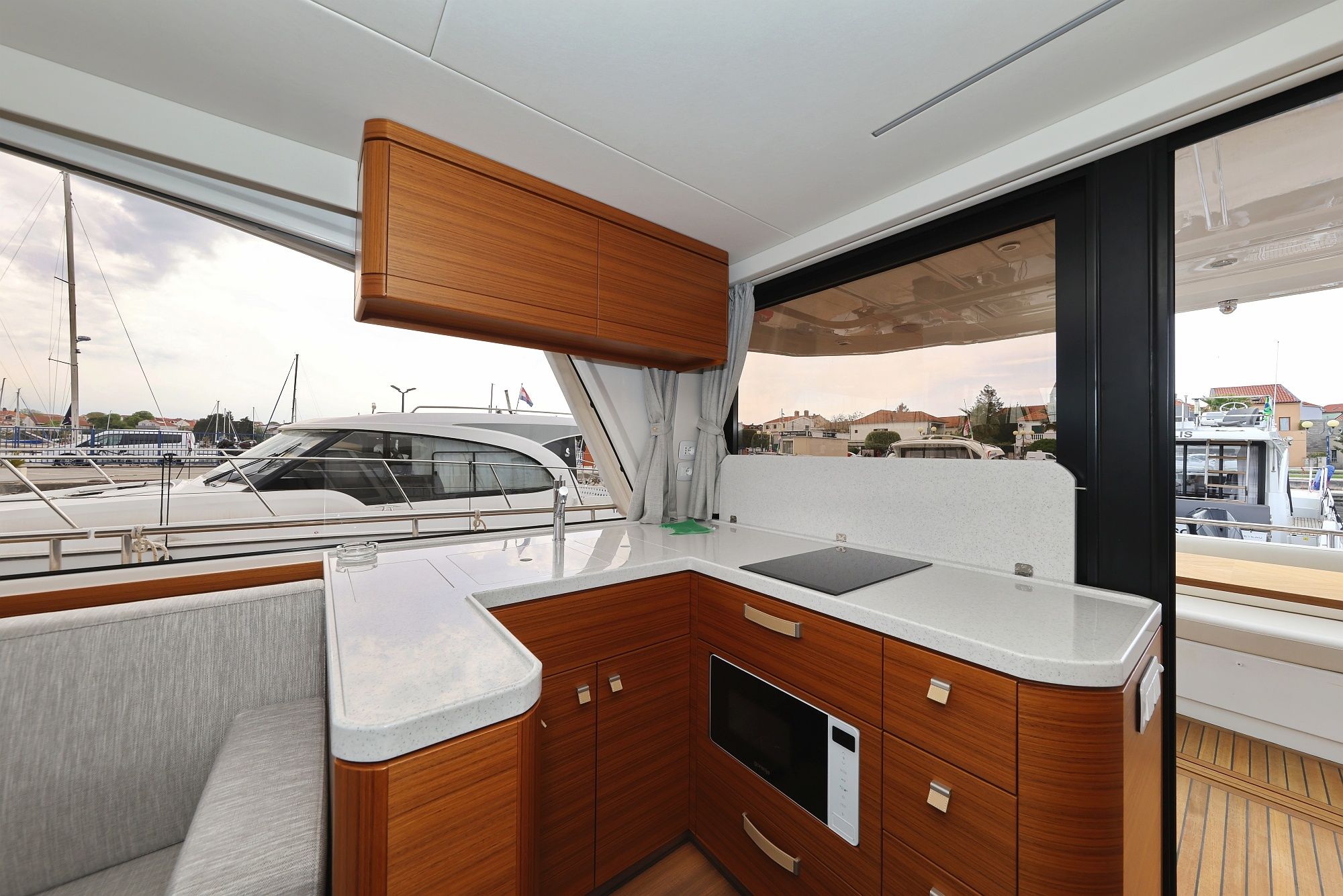 Greenline 48 | Red Hot