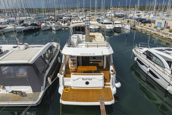 Greenline 48 | Red Hot