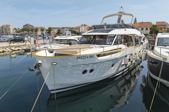 Greenline 48 | Red Hot