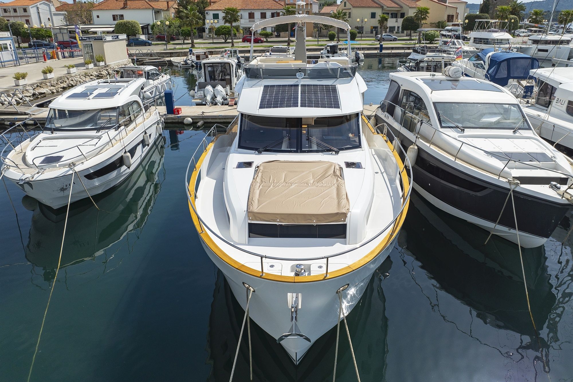 Greenline 48 | Red Hot