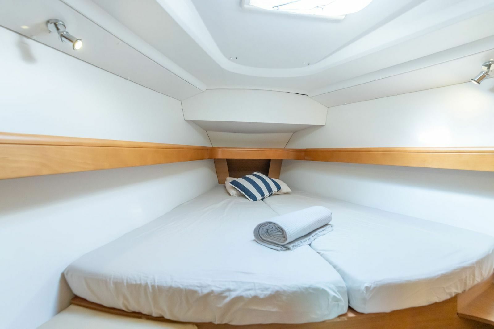 Jeanneau Sun Odyssey 42 | Cosmic Princess 3
