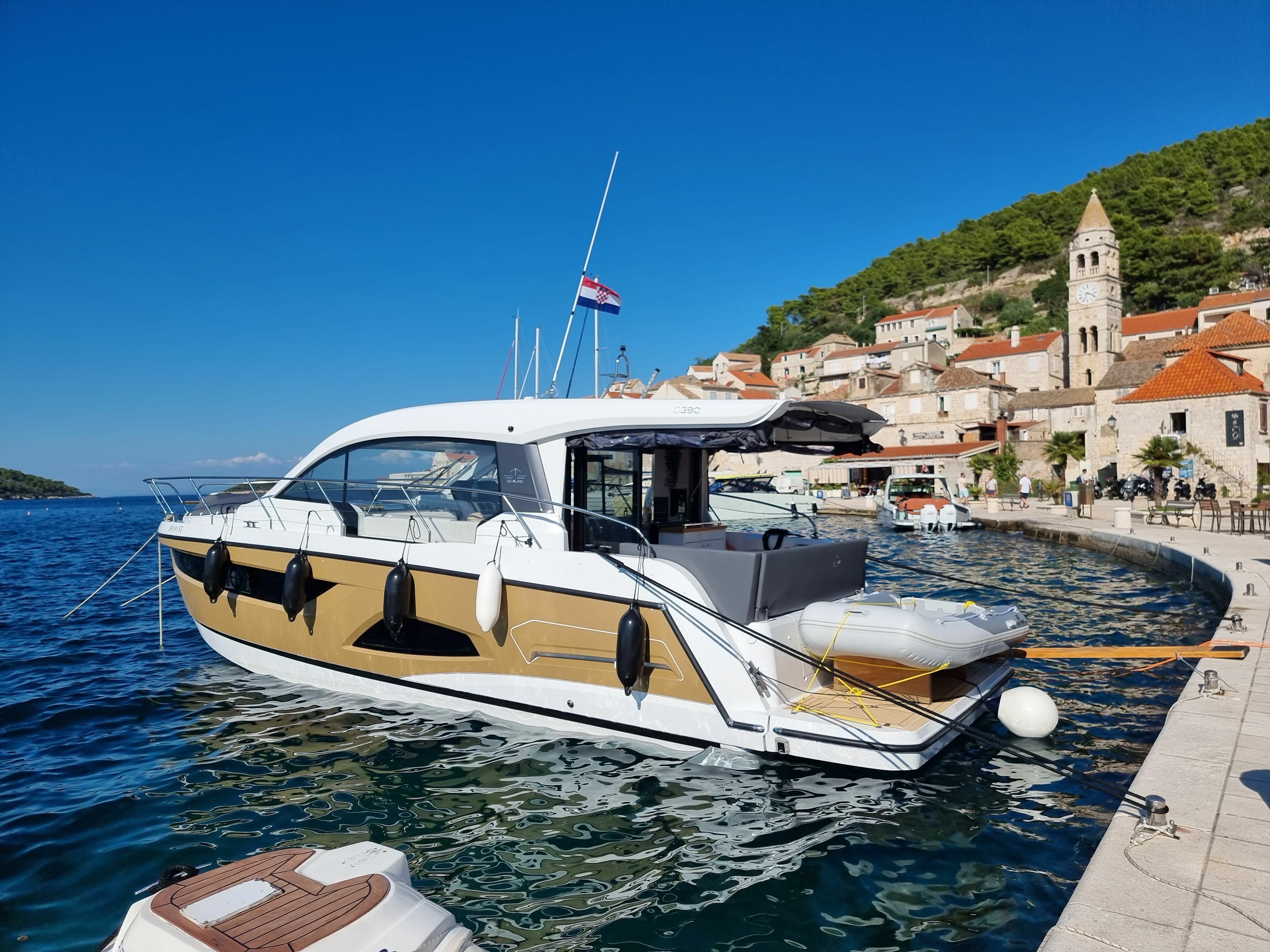 Sealine C390 | Tireless