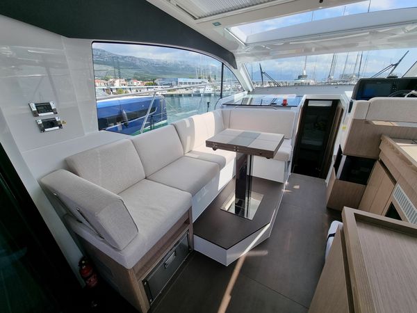 Sealine C390 | Tireless