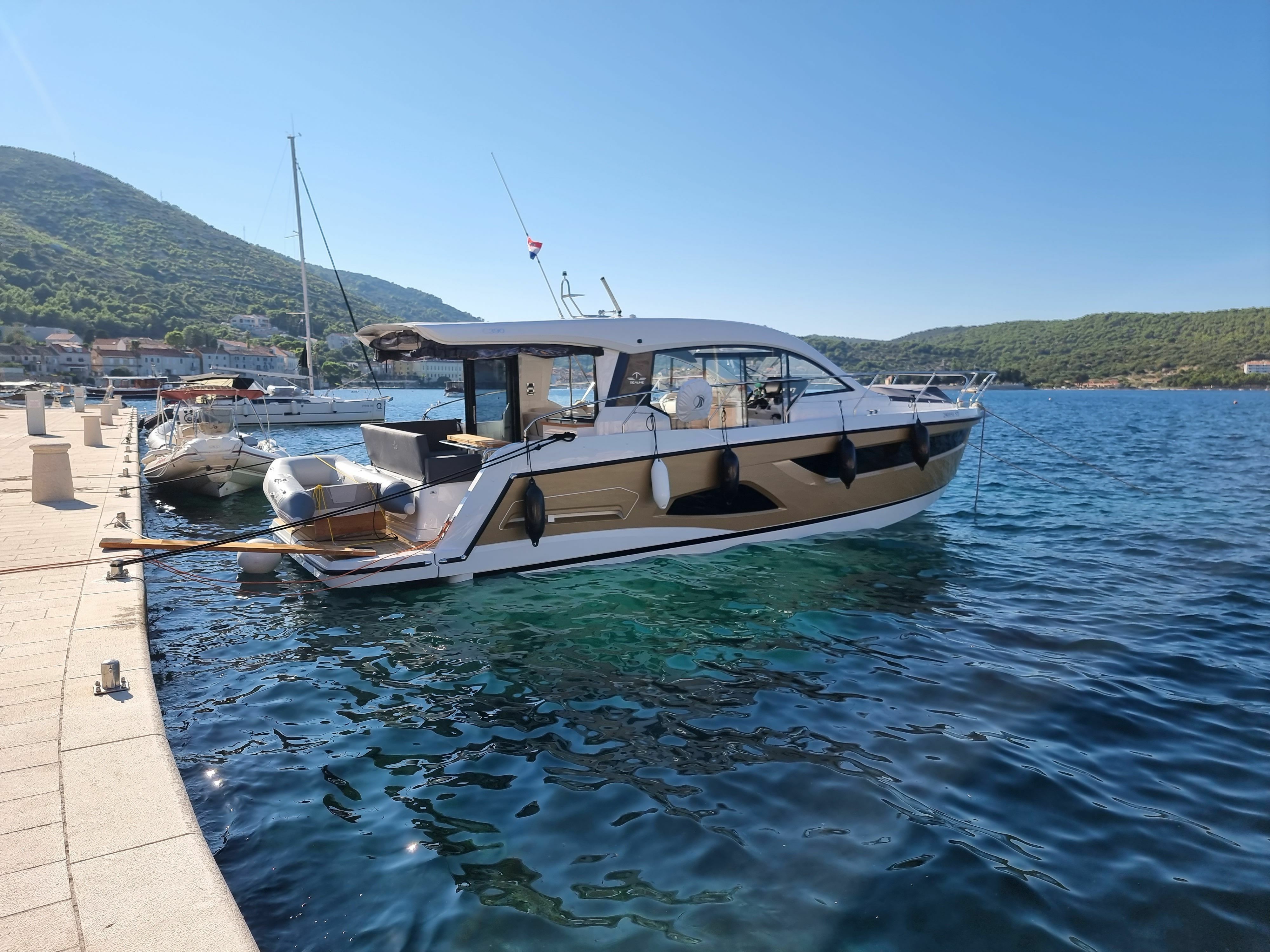 Sealine C390 | Tireless