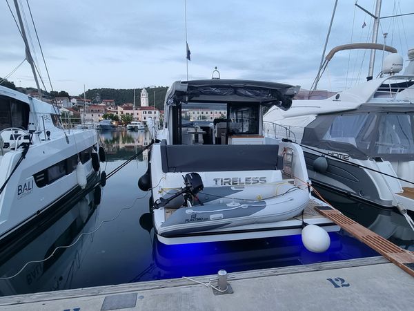 Sealine C390 | Tireless
