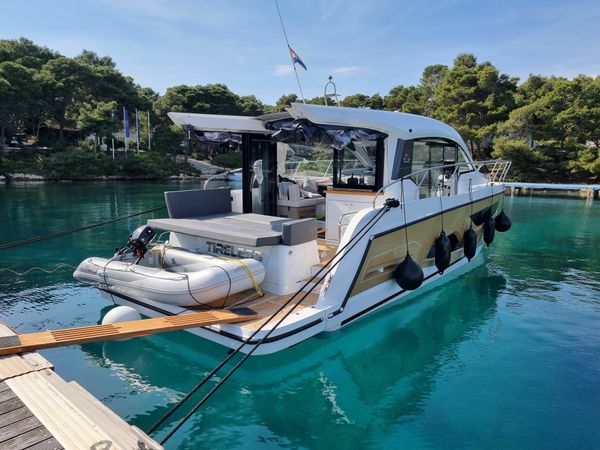 Sealine C390 | Tireless