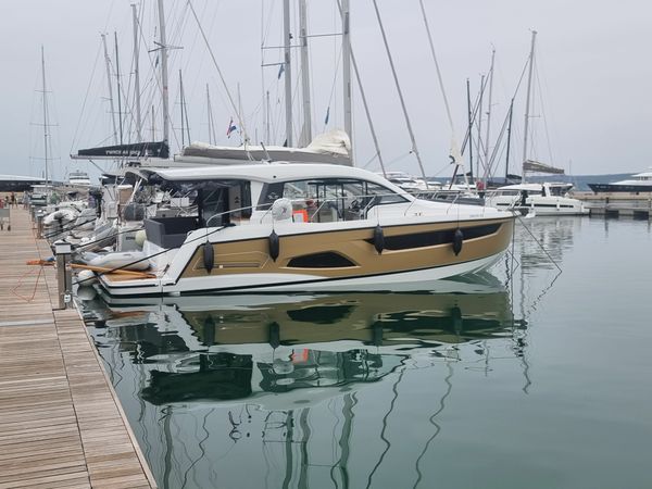 Sealine C390 | Tireless