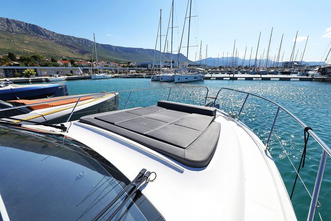 Sealine C390 | Tireless